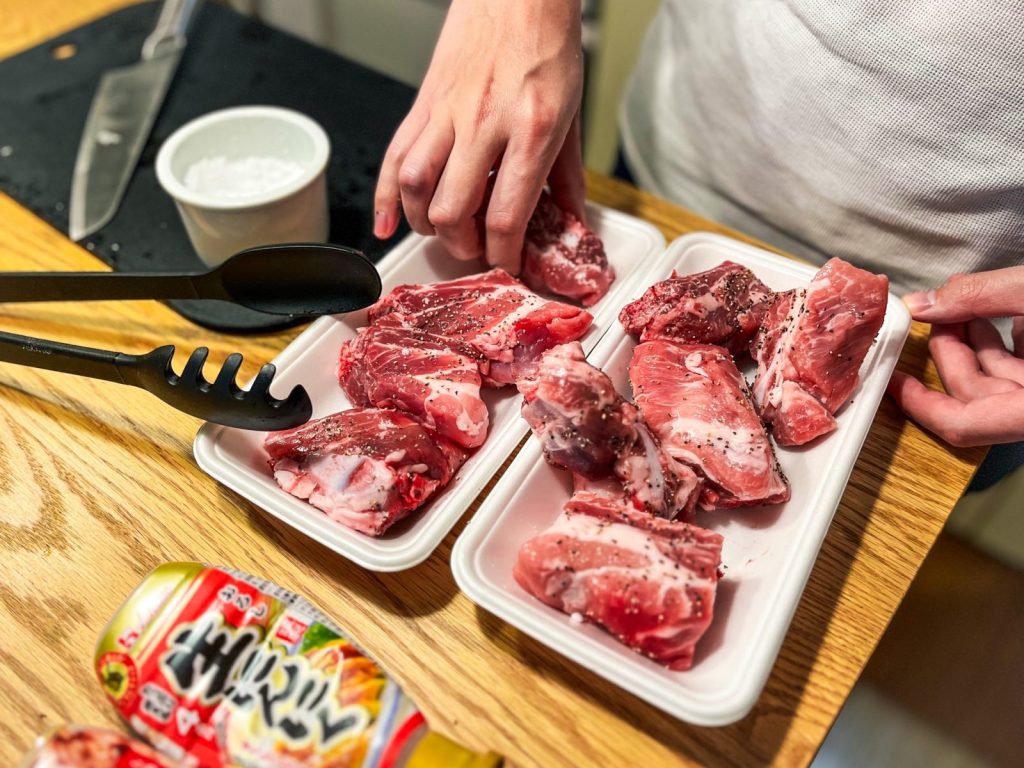 スペアリブに塩と胡椒で下味を付けている。