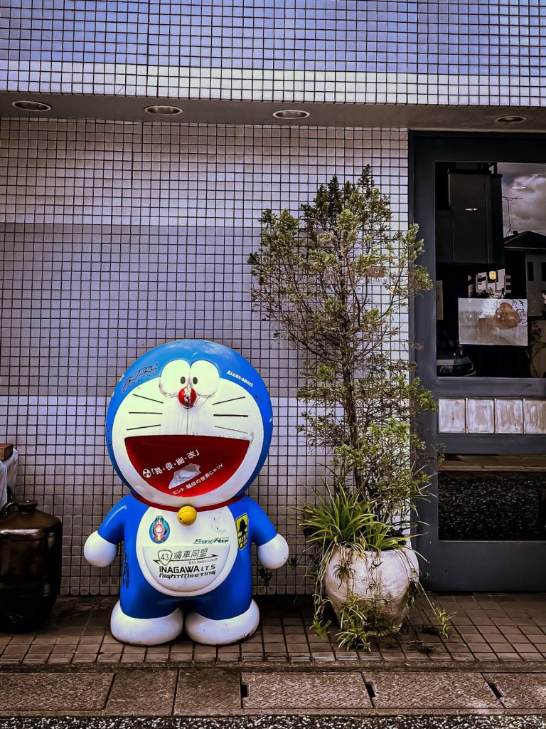 富田林に昔からあるドラえもんの像。実際のドラえもんの身長ぐらいの大きさがある。ドラえもんの顔や体には色々なステッカーが貼ってある。