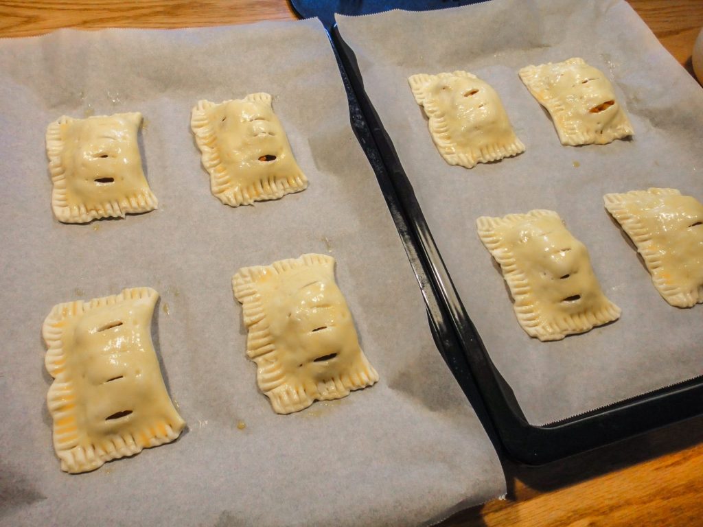 天板に並んだ焼く直前のミニアップルパイ。