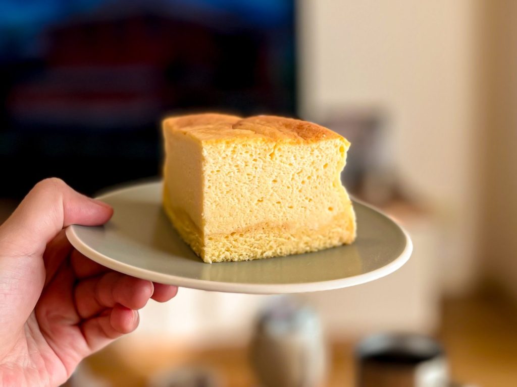 カットした豆腐のスフレチーズケーキの断面のアップ。