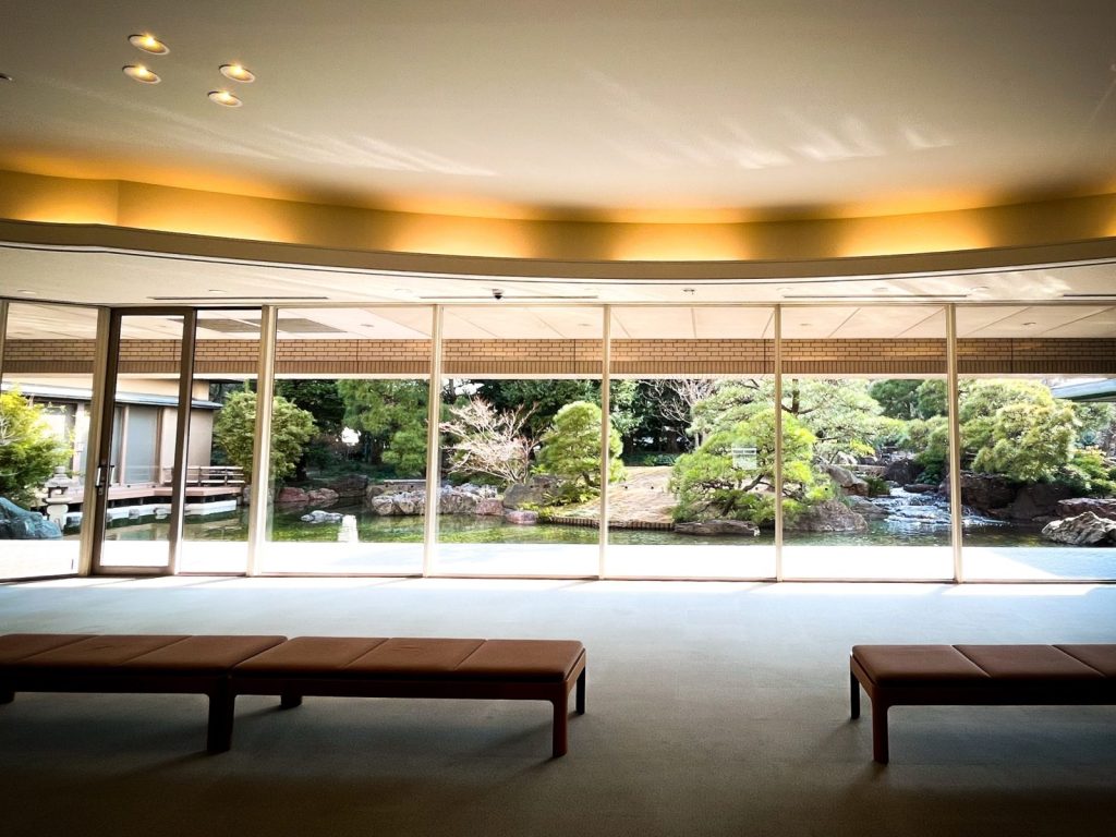 大谷記念美術館の内観。大きな窓の外には庭園が広がっている。