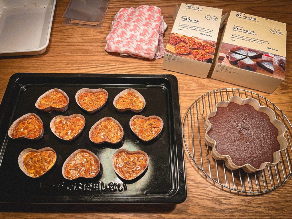 無印良品の「自分でつくる」シリーズを使った焼きたてのガトーショコラとフロランタン。