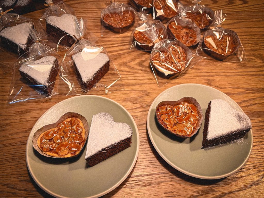 2つの小皿にそれぞれ盛り付けられたガトーショコラとフロランタン。